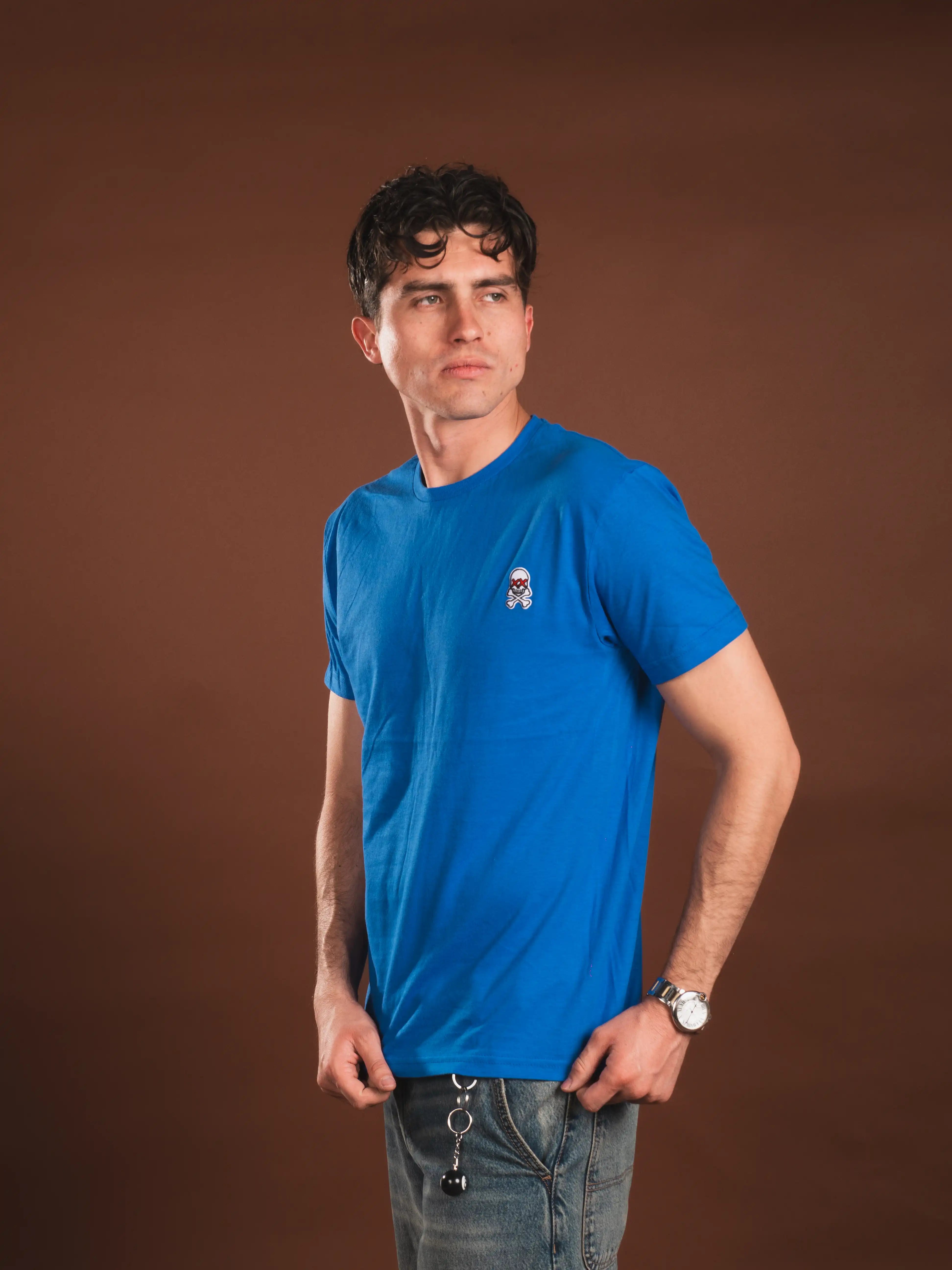 T-SHIRT BÁSICA PRO AZUL REY CON PARCHE