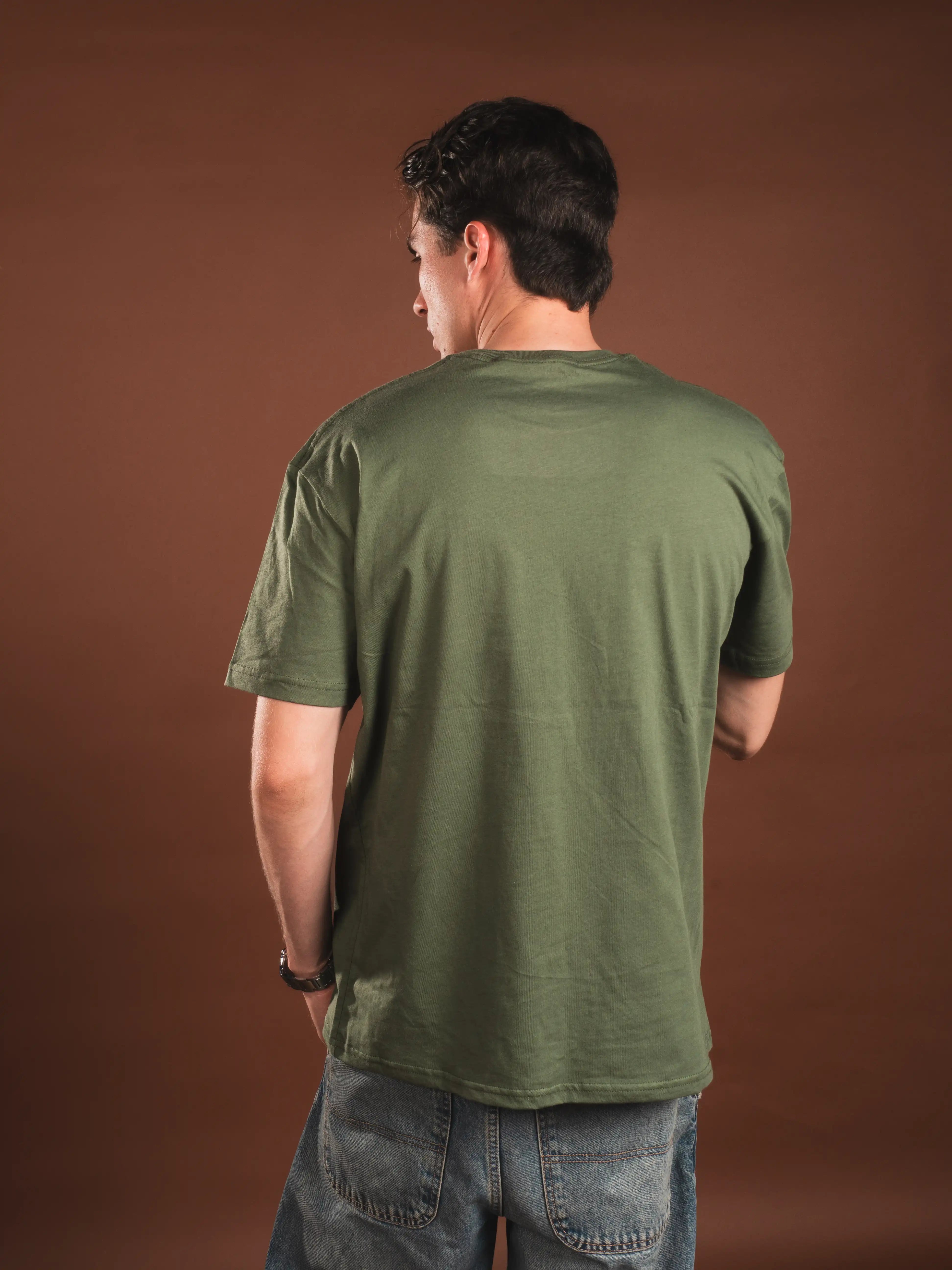 T-SHIRT BÁSICA PRO VERDE MILITAR CON PARCHE